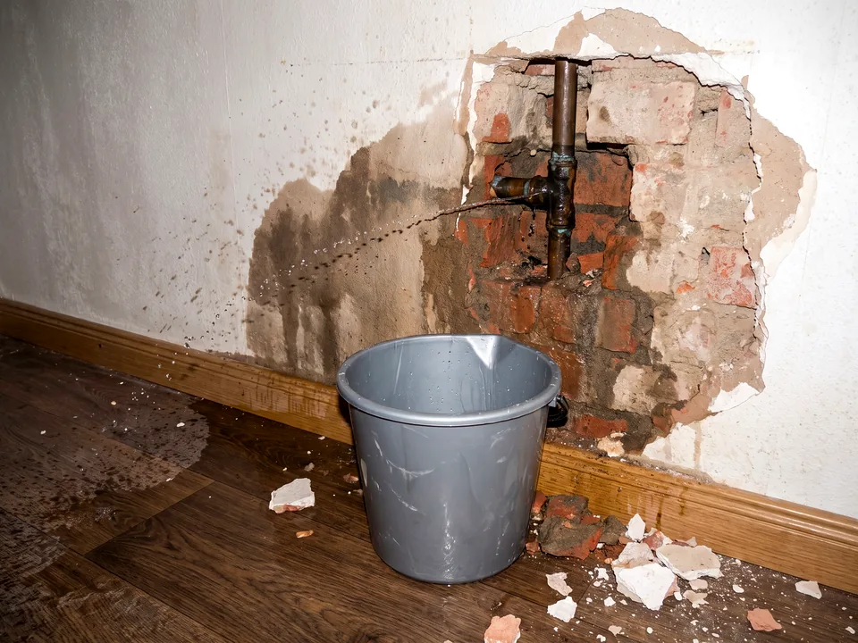 Rohrbruch – Wasser tritt aus der Leitung aus